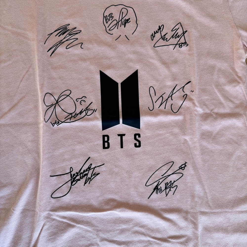 New | BTS Print Autographs Graphic T-Shirt - Picture 2 of 8